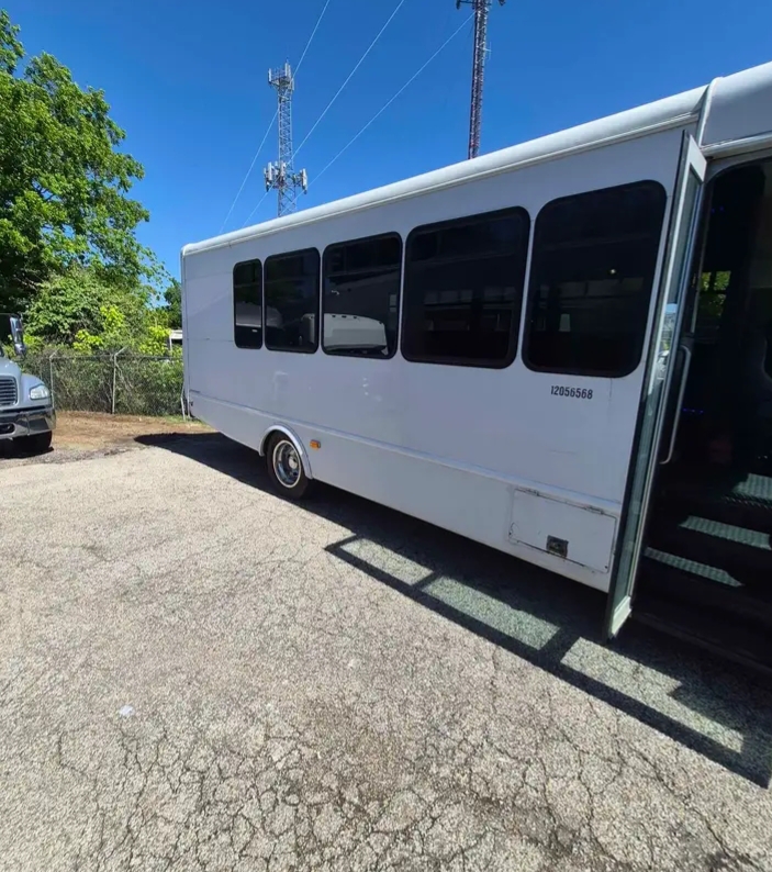 2013 International 3000 Limousine Bus