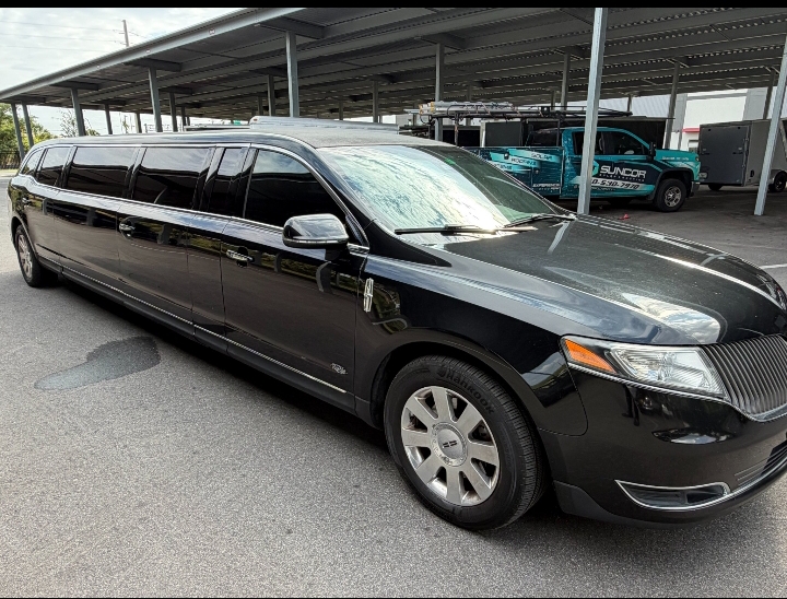 2013 Lincoln MKT Limousine