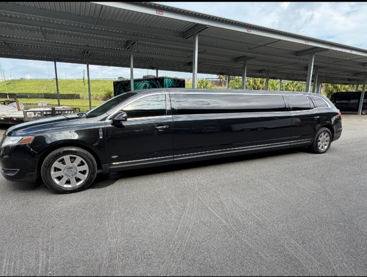 2013 Lincoln MKT Limousine