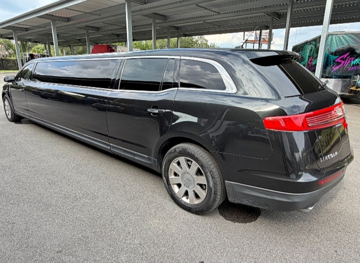 2013 Lincoln MKT Limousine