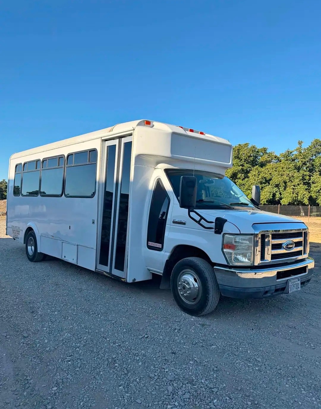 Low-Mileage 2011 Ford E-450 15–18 Passenger Limo Bus