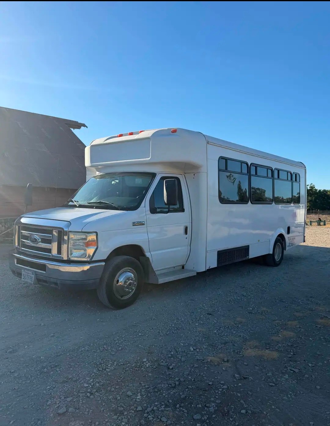 Low-Mileage 2011 Ford E-450 15–18 Passenger Limo Bus