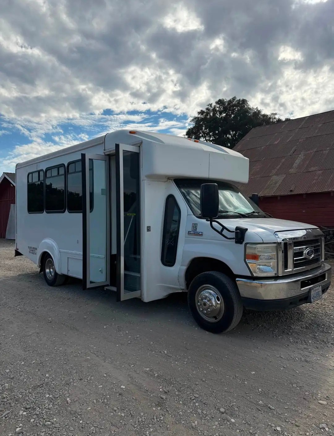 2016 Ford E-350 Super Duty – Premium 15-Passenger Limo Bus