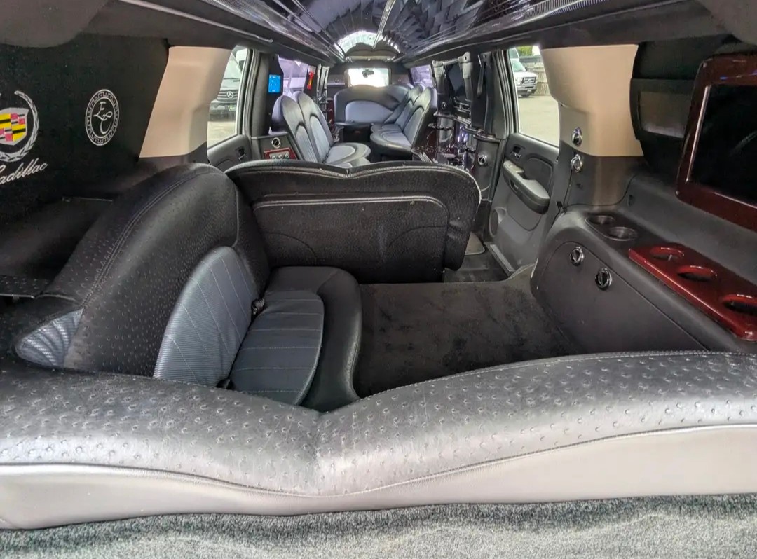 20-Passenger 2009 Chevrolet Suburbalade Executive Limousine
