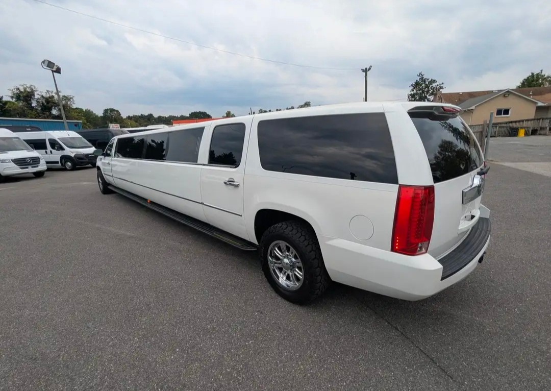 20-Passenger 2009 Chevrolet Suburbalade Executive Limousine