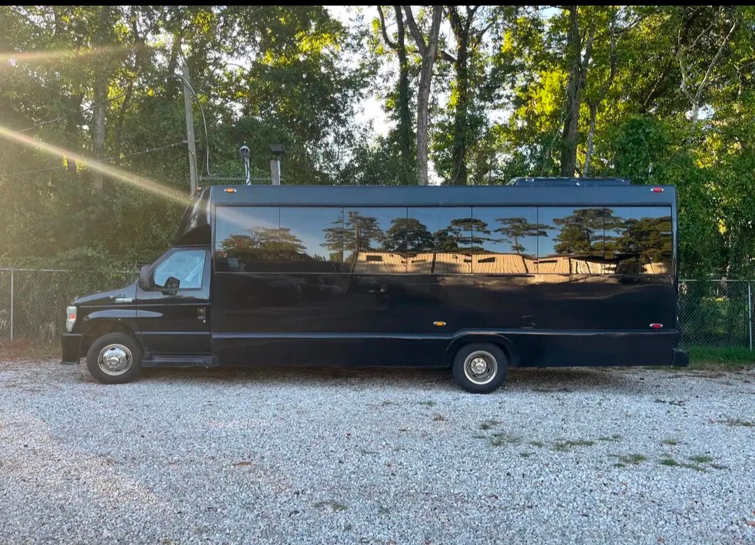 Well-Maintained 2014 Ford E-450 Shuttle Bus