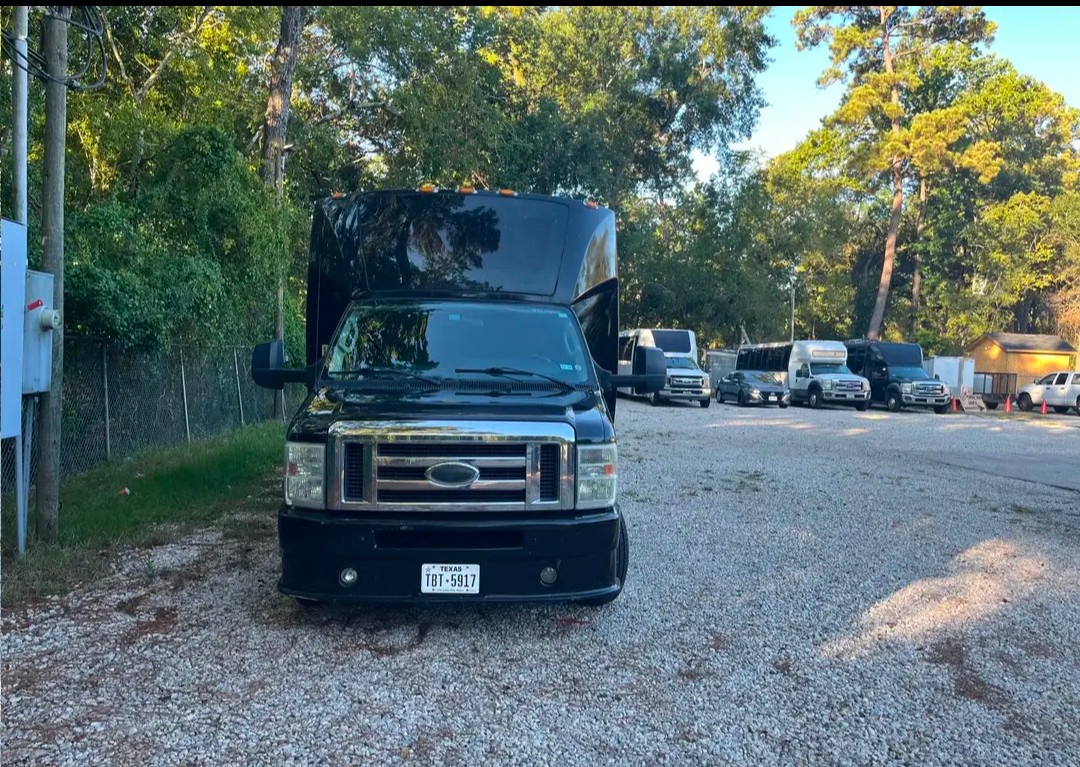 Well-Maintained 2014 Ford E-450 Shuttle Bus