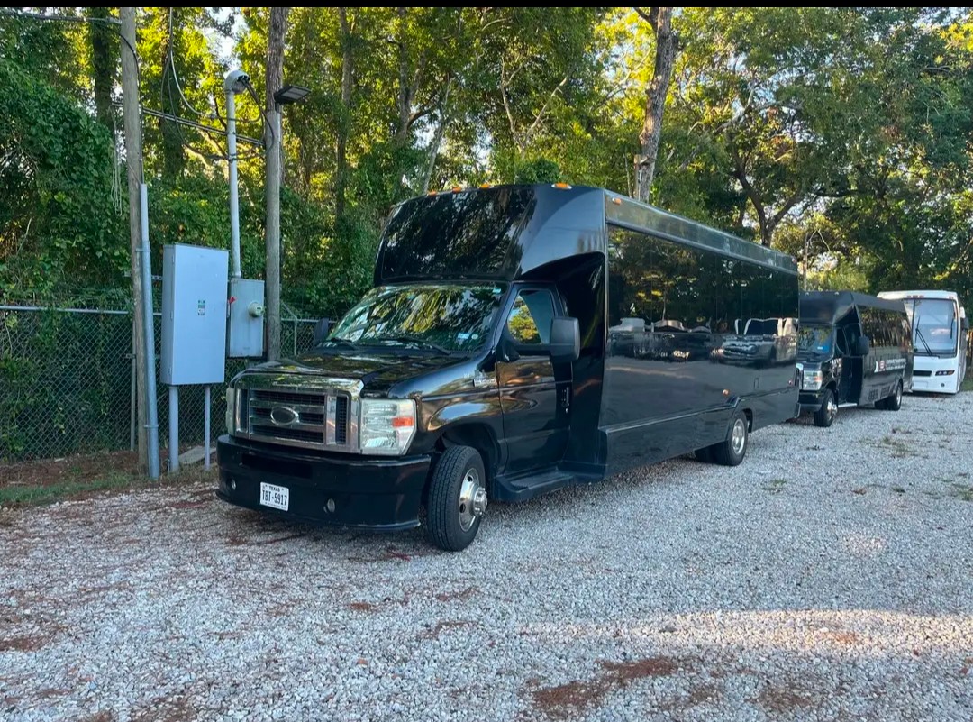 Well-Maintained 2014 Ford E-450 Shuttle Bus