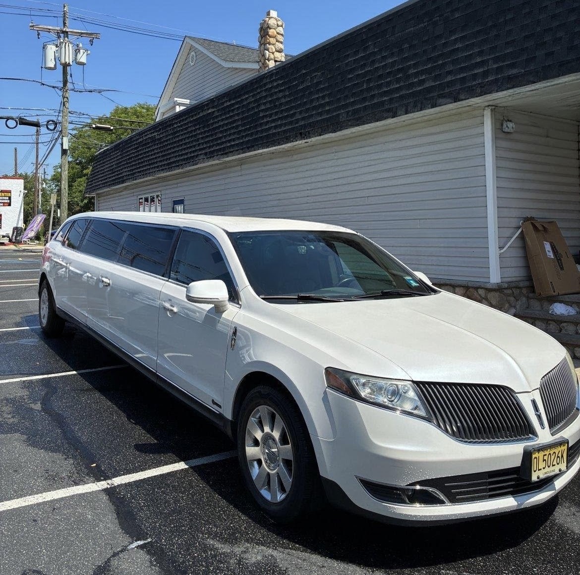 2014 Lincoln MKT- limousine