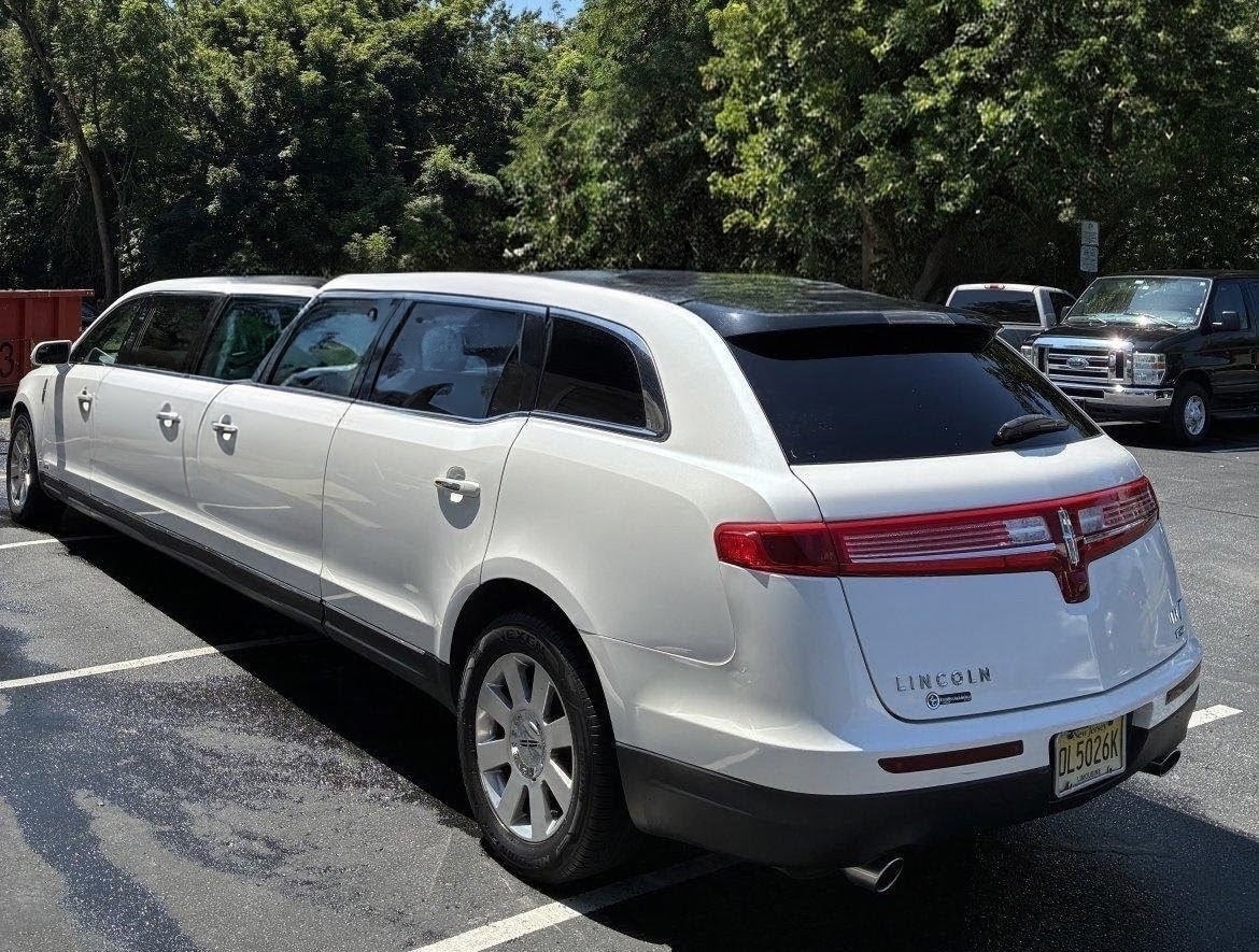 2014 Lincoln MKT- limousine