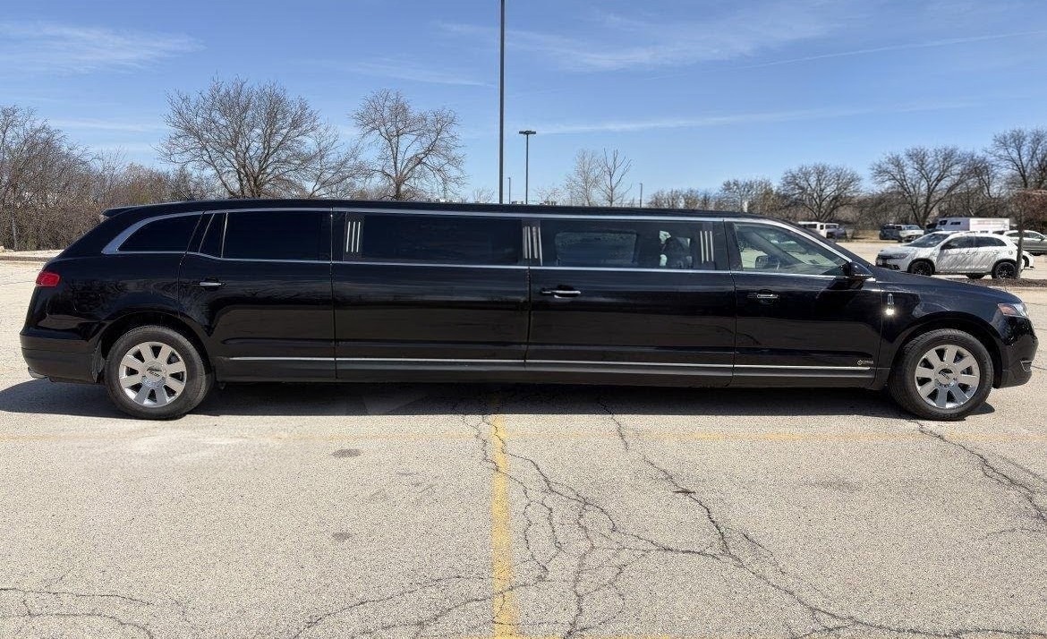 2019 Lincoln MKT 120 4-Door AWD Limousine