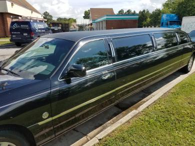 10-Passenger 2006 Cadillac Federal Luxury Limousine