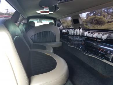 Luxury 2004 Lincoln Town Car 10-Passenger Limousine