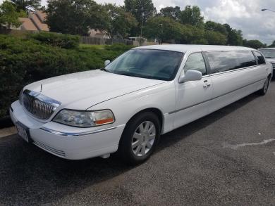 Luxury 2004 Lincoln Town Car 10-Passenger Limousine