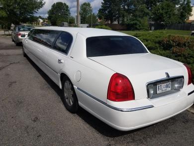 Luxury 2004 Lincoln Town Car 10-Passenger Limousine