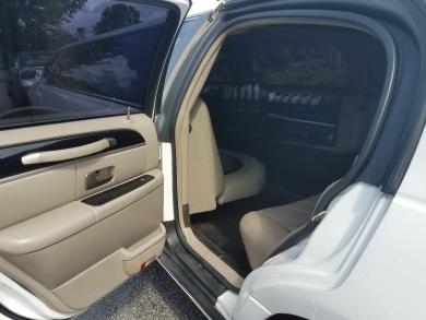 Luxury 2004 Lincoln Town Car 10-Passenger Limousine