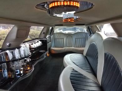 Luxury 2004 Lincoln Town Car 10-Passenger Limousine