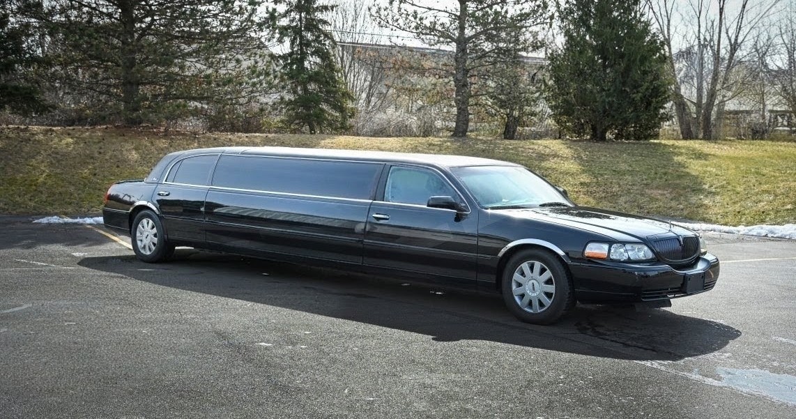 2004 Lincoln Town Car Stretch Limousine