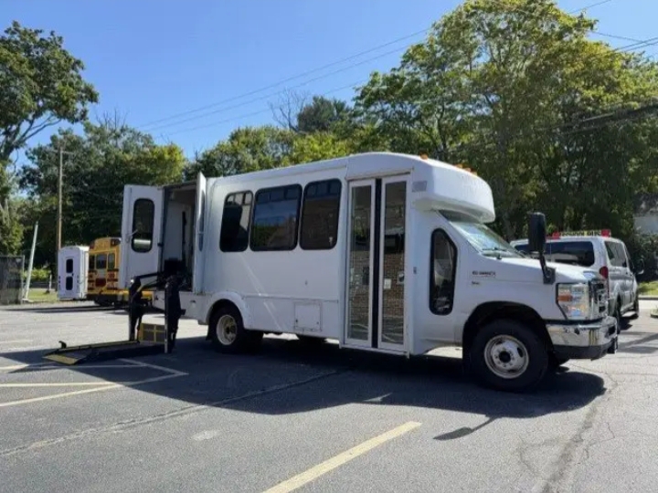 2012 Ford E-350 Shuttle Bus