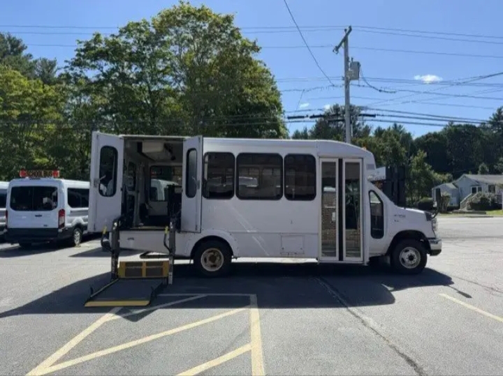 2012 Ford E-350 Shuttle Bus