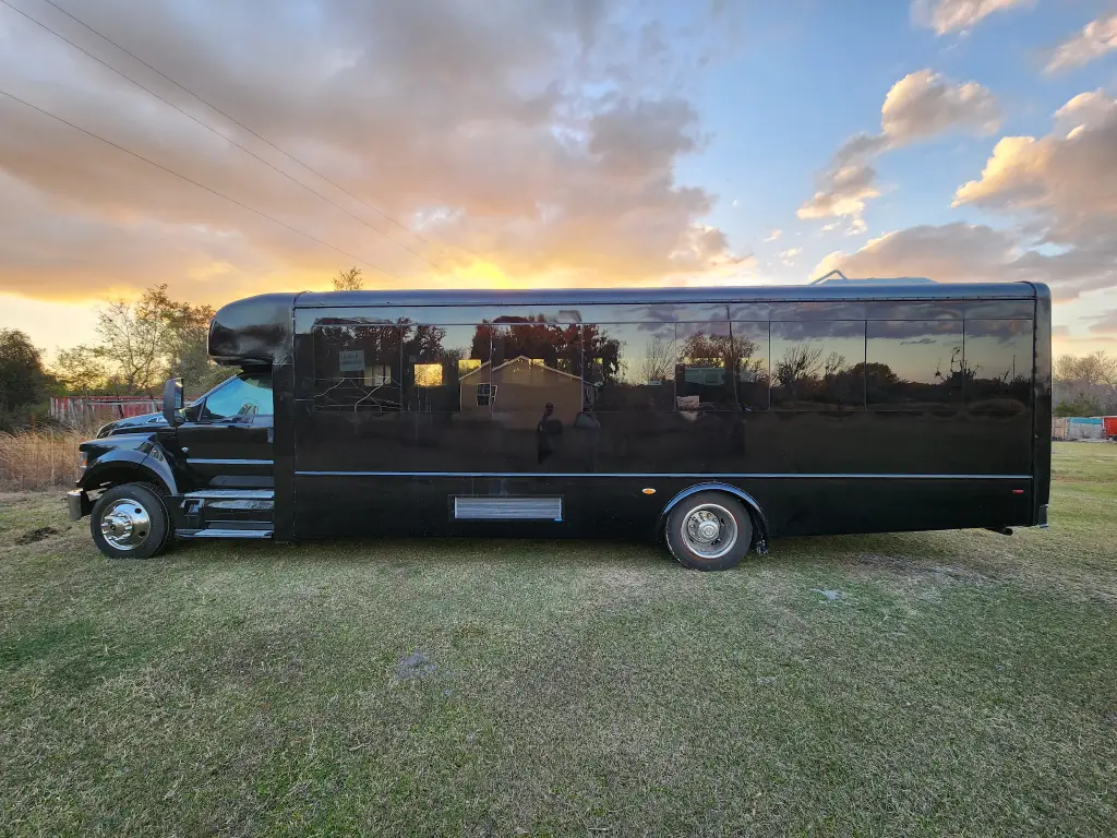 2022 Ford F-650 -Mini Limo Bus