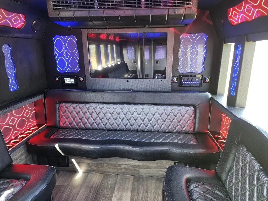 2022 Ford F-650 -Mini Limo Bus