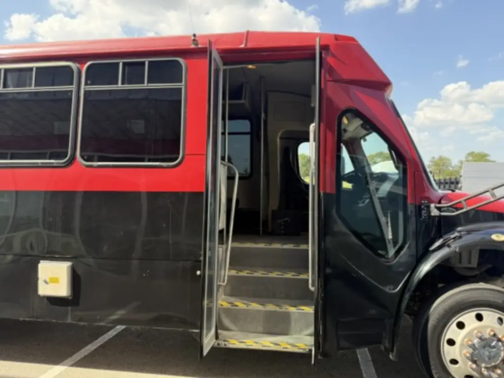 2014 Freightliner M2 106 -Shuttle Bus