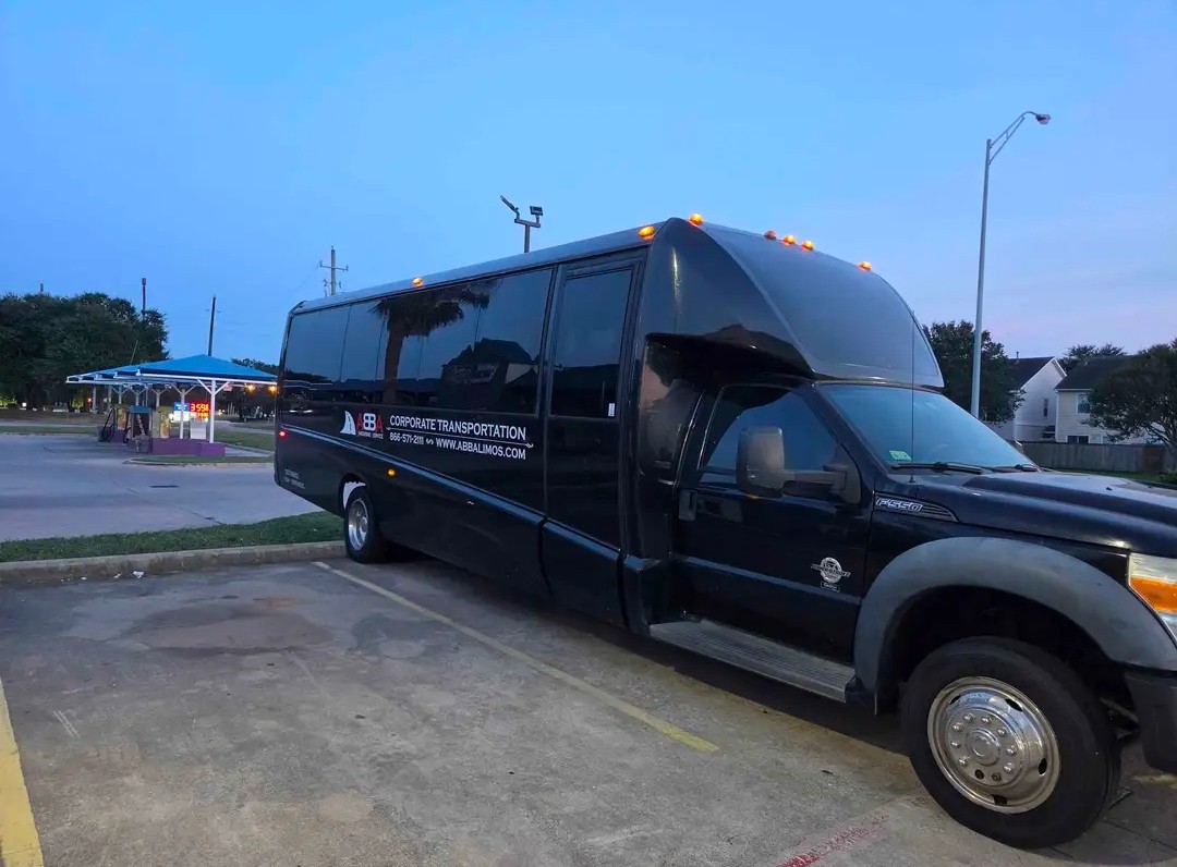 2016 Ford F-550 Grech GM33 – Well-Maintained Shuttle Bus