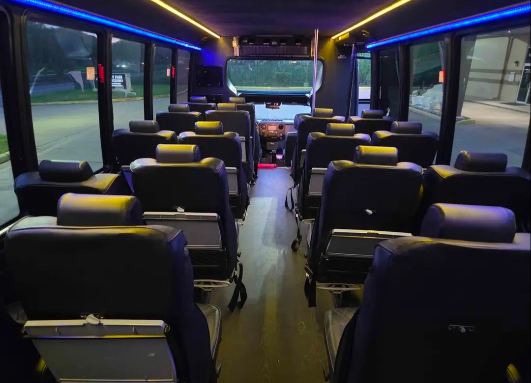 2016 Ford F-550 Grech GM33 – Well-Maintained Shuttle Bus