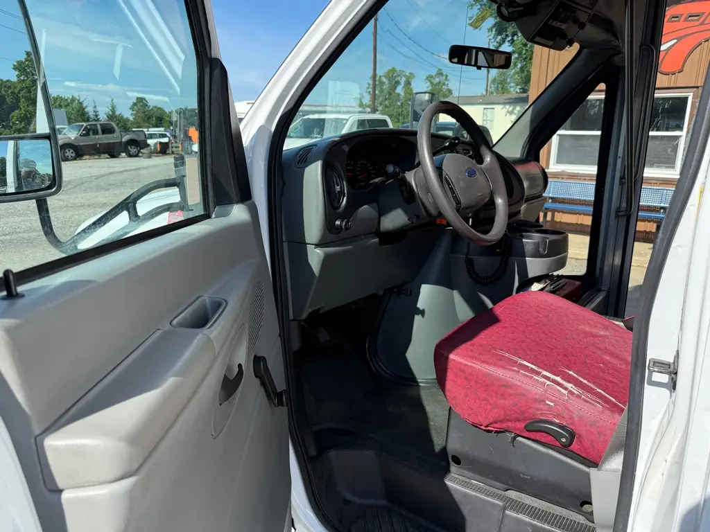 2008 Ford E-450 Shuttle bus