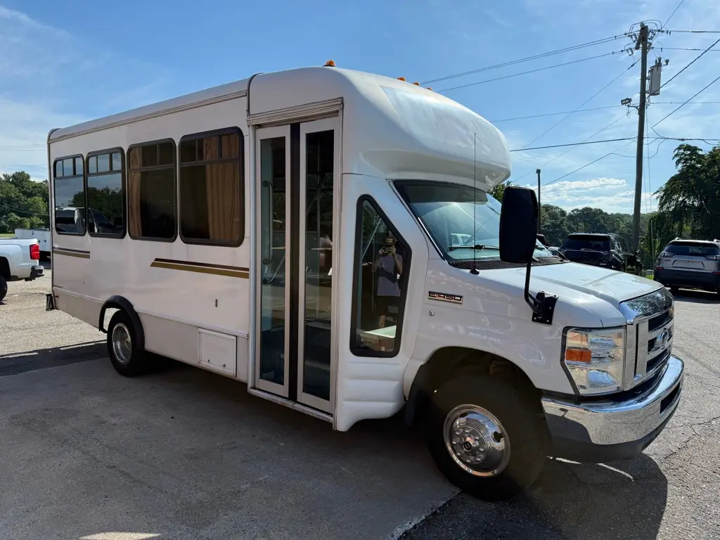 2008 Ford E-450 Shuttle bus