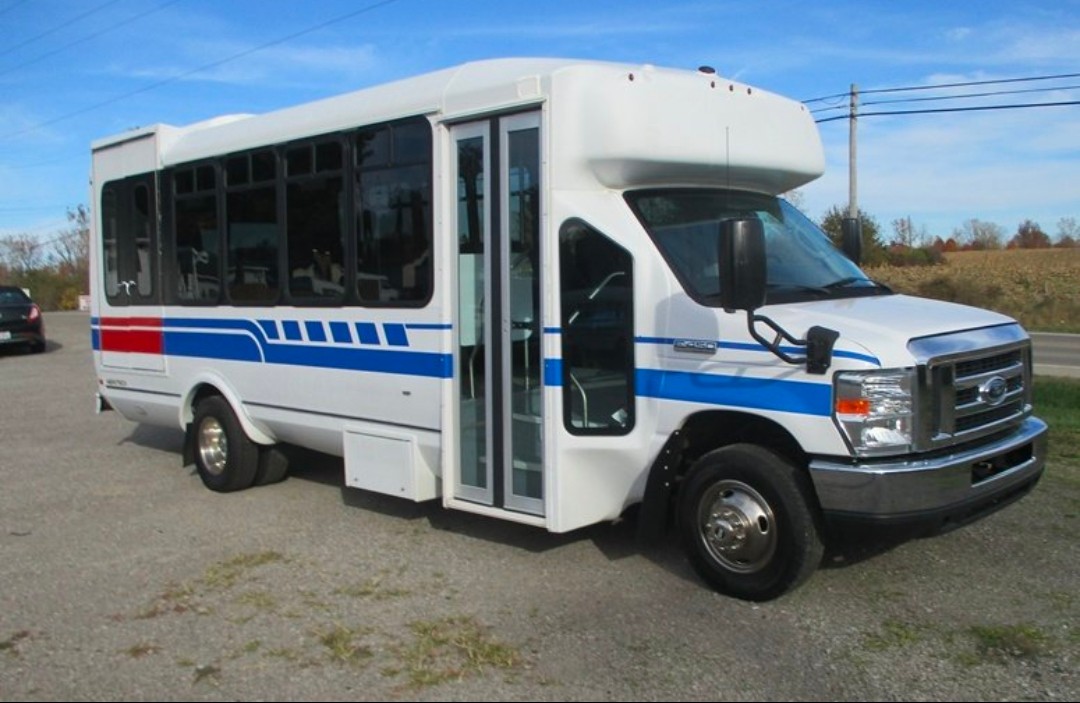 2017 Ford E450 El Dorado Aerotech – Well-Equipped Shuttle Bus