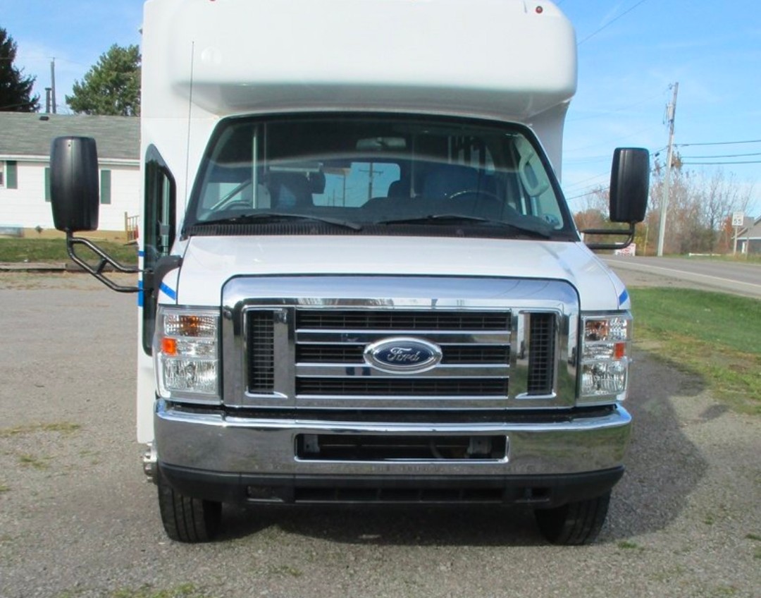 2017 Ford E450 El Dorado Aerotech – Well-Equipped Shuttle Bus