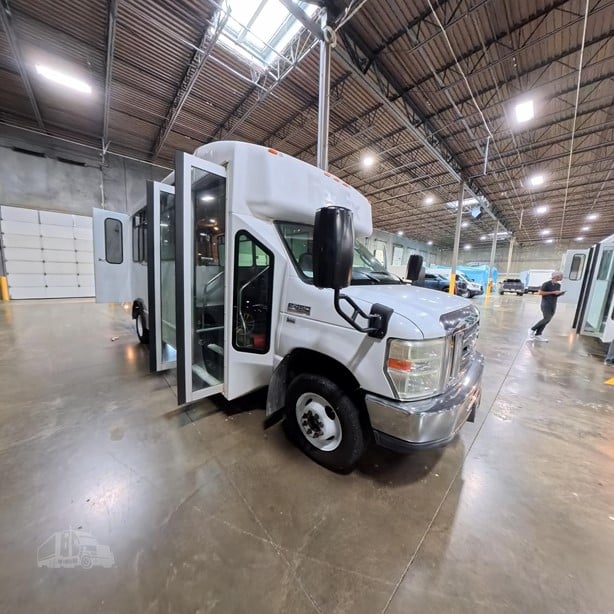 2014 Ford E450 Shuttle Bus