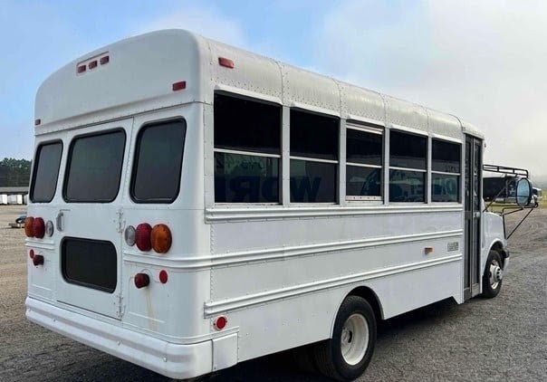 2004 Chevrolet 3500 -Shuttle Bus