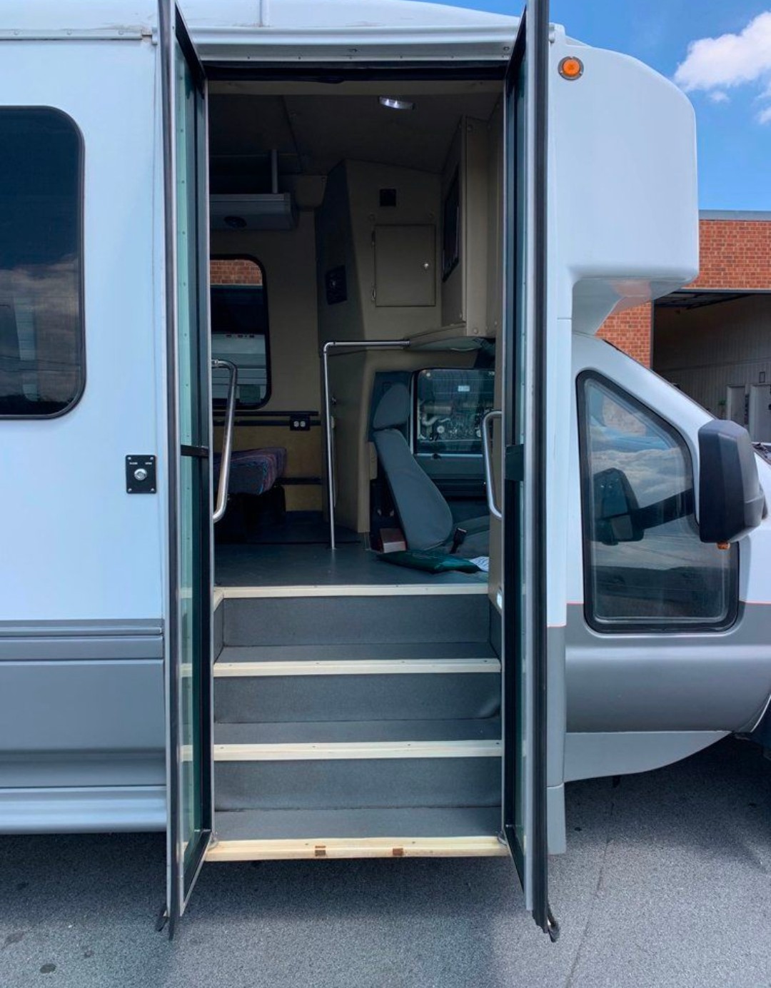 2014 Ford F-550 Diesel Shuttle Bus with 25-Passenger Capacity