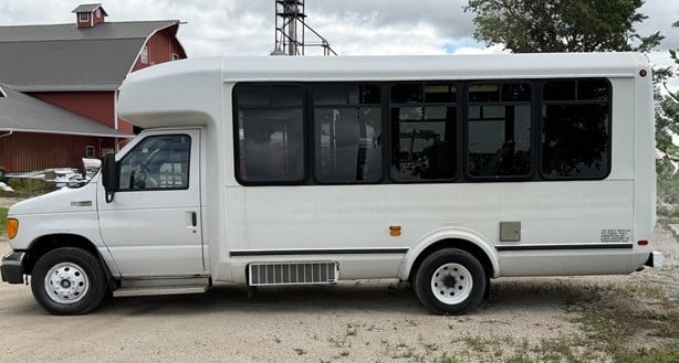 2005 Ford E450 Super Duty Shuttle Bus