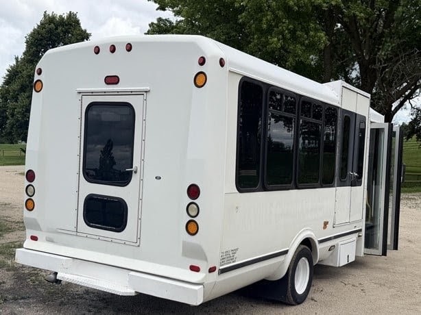 2005 Ford E450 Super Duty Shuttle Bus