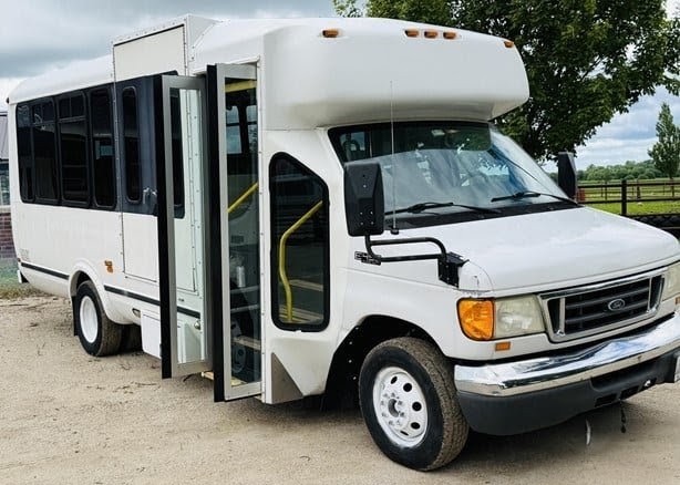 2005 Ford E450 Super Duty Shuttle Bus