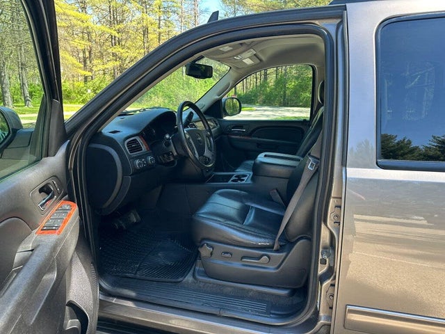 2014 GMC Yukon XL – Reliable V8-Powered SUV