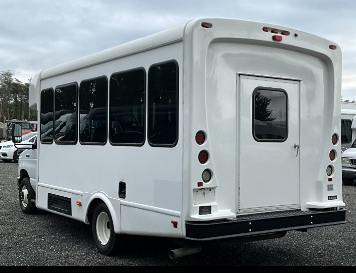 2022 Ford E-350 Shuttle Bus