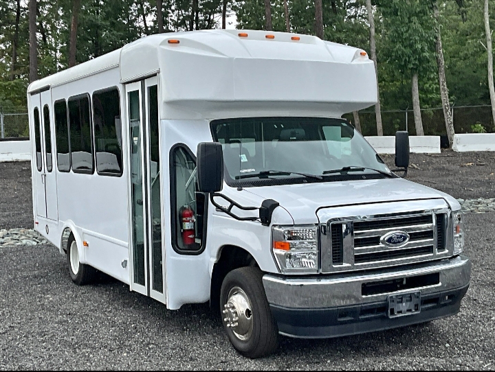 2022 Ford E-350 Shuttle Bus