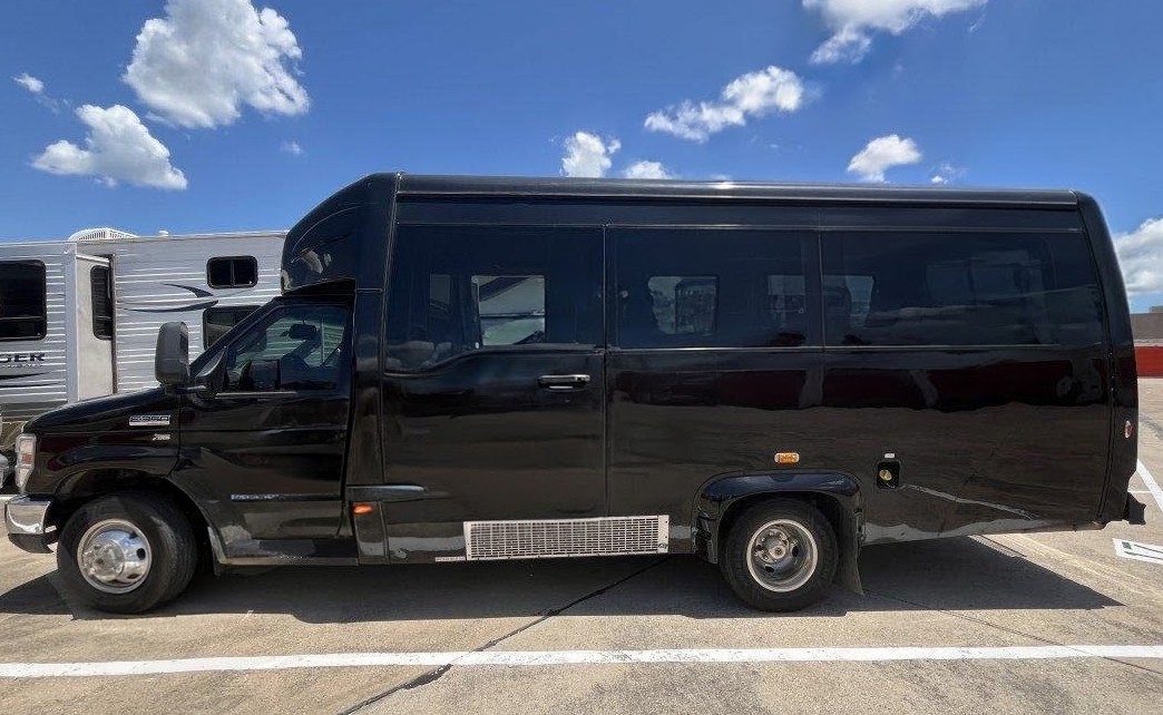 2017 Ford E-350 Shuttle Bus