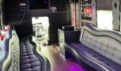 2011 Ford E450 Limo Bus – 20 Passenger Capacity