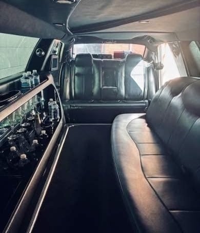 2006 Chrysler 300 Hemi Limousine – 8-Passenger Luxury & Style
