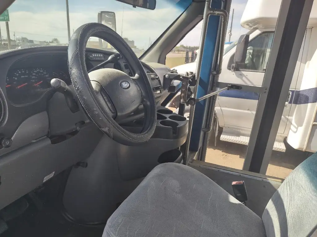 2008 Ford E-350 Econoline Shuttle Bus