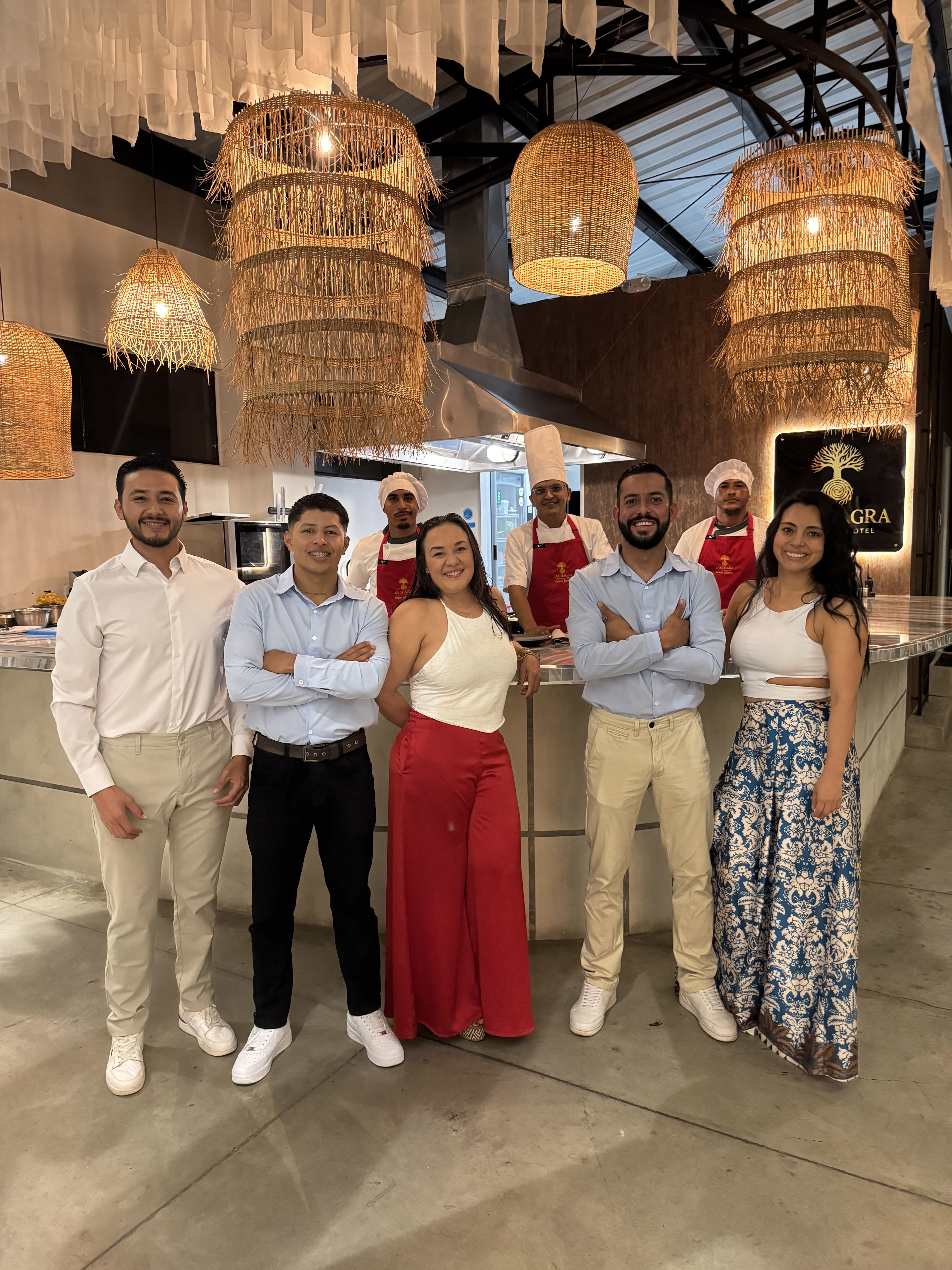 Equipo de Izotal trabajando en comunidad