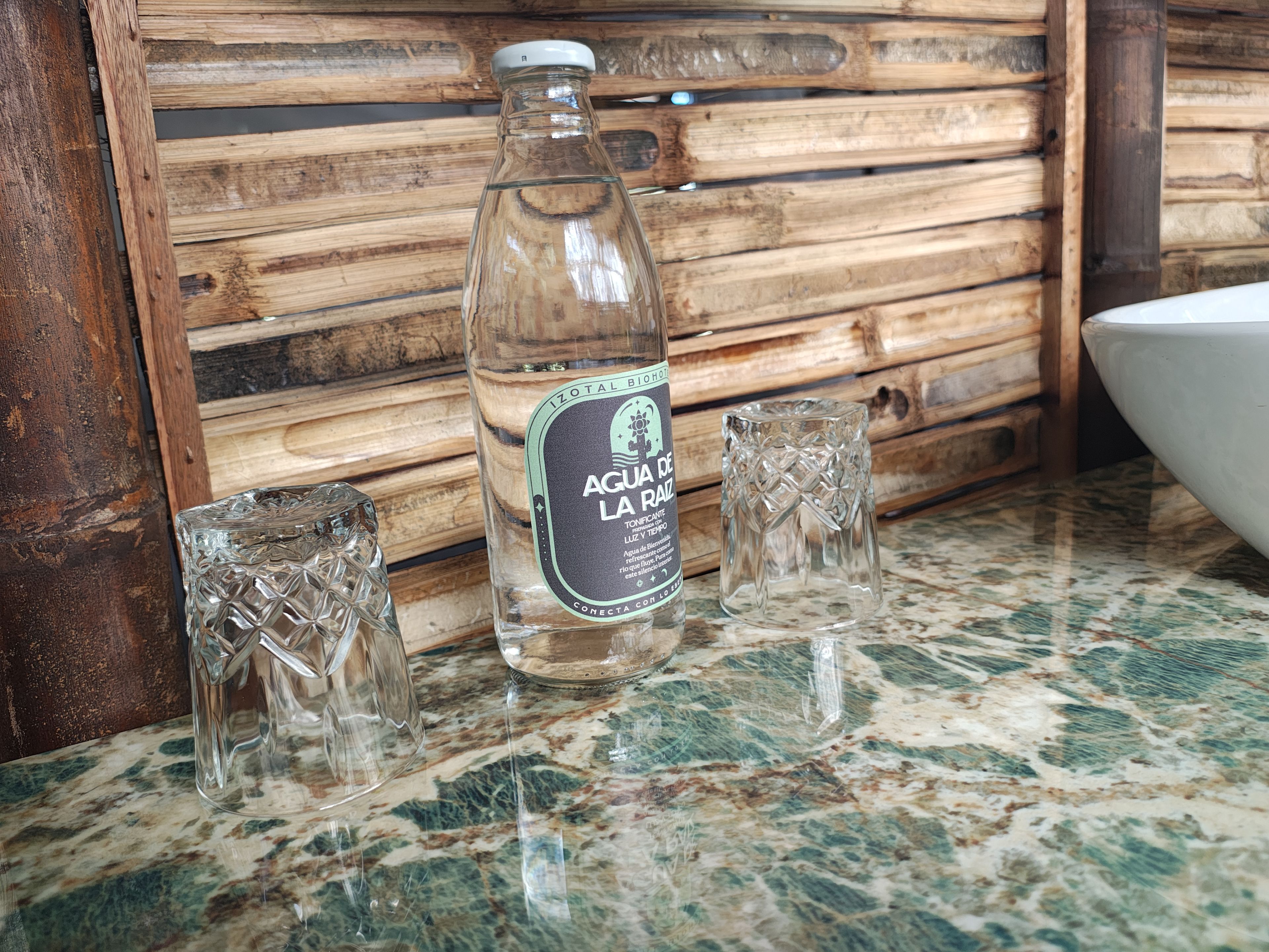 Detalles de amenidades: agua embotellada y cristalería