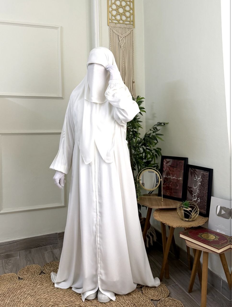 Dalia Six-Button Abaya - Thumbnail 3