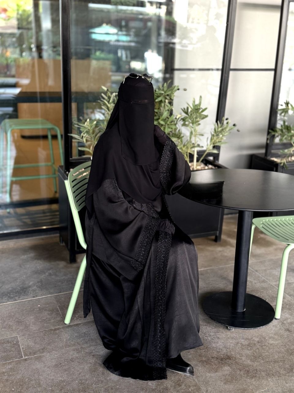 Black Guipure-Trim Abaya - Thumbnail 3